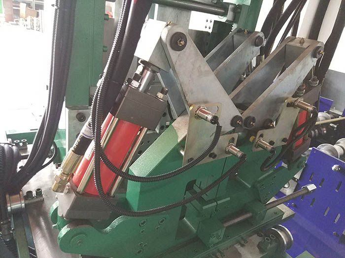 全自動C/Z型鋼一體機又叫C/Z互換壓型機,C、Z互換檁條機,是將C型機和Z型機合二為一的壓瓦機設備,為用戶提供的可通過PLC電腦控制在短時間內實現C/Z兩種型號各種規格檁條互換生產的高自動化檁條成型設備。正創品牌全自動C、Z互換檁條機生產過程完全自動控制,換規格時無須更換成型輥,徹底改變了使用C、Z兩種不同設備分別加工C、Z型兩種不同檁條的歷史,為用戶節省了大量的投資成本與場地空間。 C/Z互換檁條機產品亮點: 1、生產的C型檁條平直度好,具有良好的抗壓抗彎能力; 2、生產的Z型檁條可反向搭接安裝,連接點安裝強度加大; 3、全自動電控系統設有報錯裝置,確保生產線的安全穩定; 4、驅動采用減速電機加變頻控制,速度控制,定長、定位準確可靠; 5、可以輥壓CZ兩種不同型材,節約了用戶的購買成本和場地空間; 6、無須更換成型輥便可實現兩種型號型材的轉換,速度快、效率高。 正創C、Z互換檁條機由導向、矯平裝置、2臺液壓沖孔裝置、液壓切斷裝置、電控系統、液壓系統等組成。該設備通過三個減速機,經鏈輪齒輪固定轉動固定軸,實現不同型號檁條的互換,可通過手工旋轉固定旋轉板來實現C/Z互換,檁條輸入的長度、縱向孔距、數量等參數,設備即可進行自動沖孔、切斷、成型。全自動C/Z型檁條機具有運行穩定可靠,沖壓孔精密度高,產量高,為廣大用戶帶來使用的便捷。 選型建議: 正創全自動C/Z型鋼一體機整機外形美觀、生產效率高,生產速度達到20m/min,其他常規參數有:成型輥道數為12道、機組*大切斷寬度300mm、*大剪切厚度3mm,如有特殊需求,建議您隨時撥打正創服務熱線:138-6180-1880,公司專業技術人員將會根據您的要求提供給您*為滿意的答復。 全自動C Z型鋼參數: